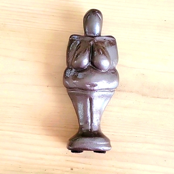Venus of Dolni Vestonice Statuette Signed - Picture 4 of 7